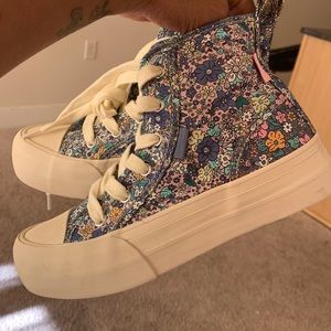 Zara kids sneaker brand new never worn. To small for my daughter she’s a size 3